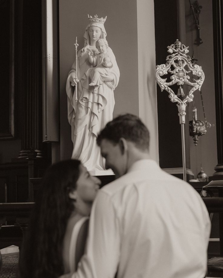 Pareja orando ante la imagen de la Virgen