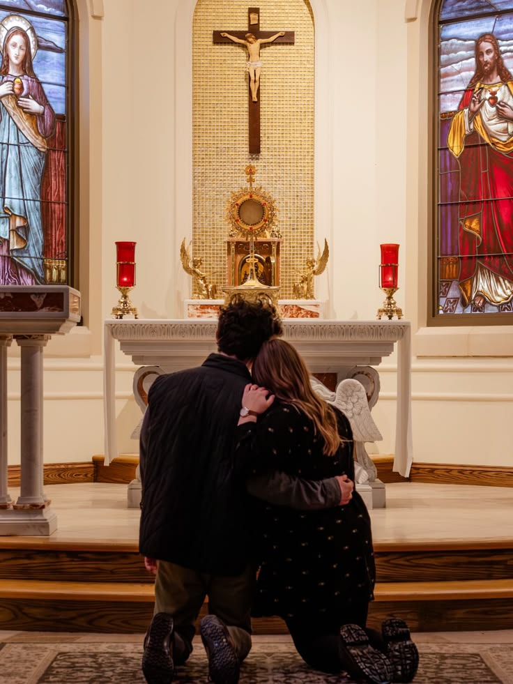 Esposos arrodillados en oración ante el altar
